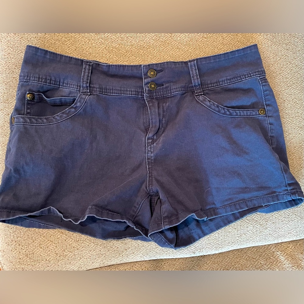Cute khaki navy shorts!